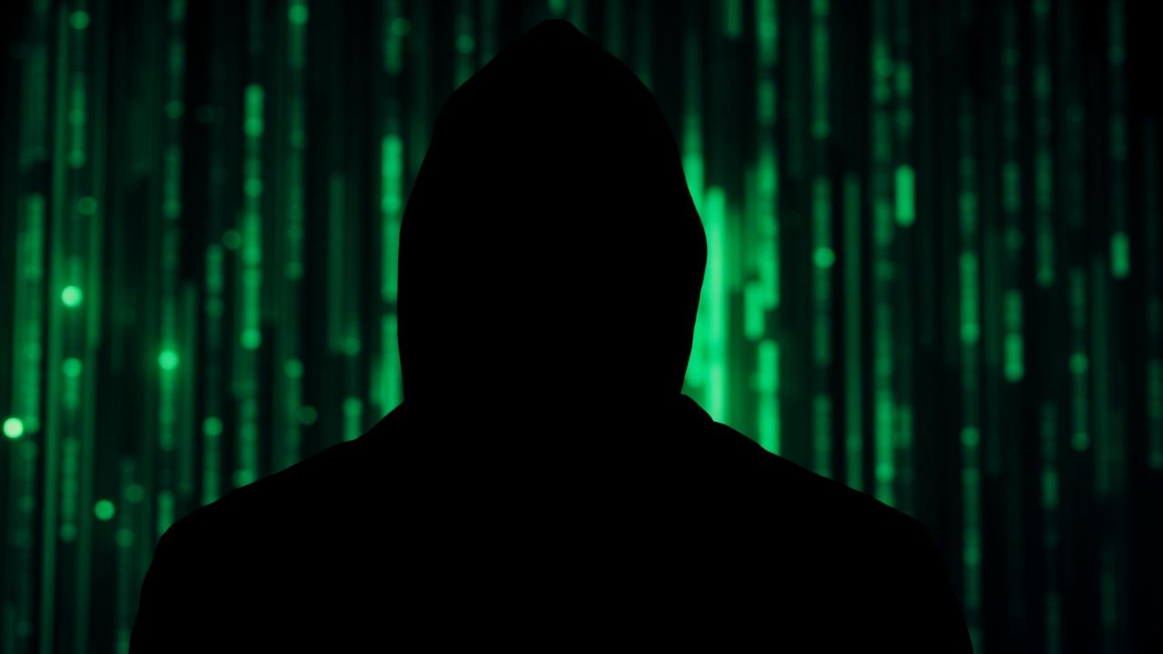 Anonieme gehoodede silhouet voor een digitaal data netwerk, symbool voor privacy
